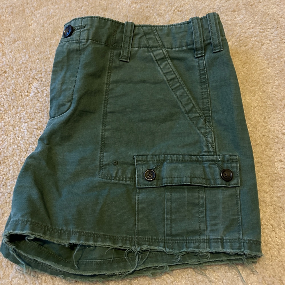 Women’s GAP Frayed Cargo Shorts - Picture 3 of 5